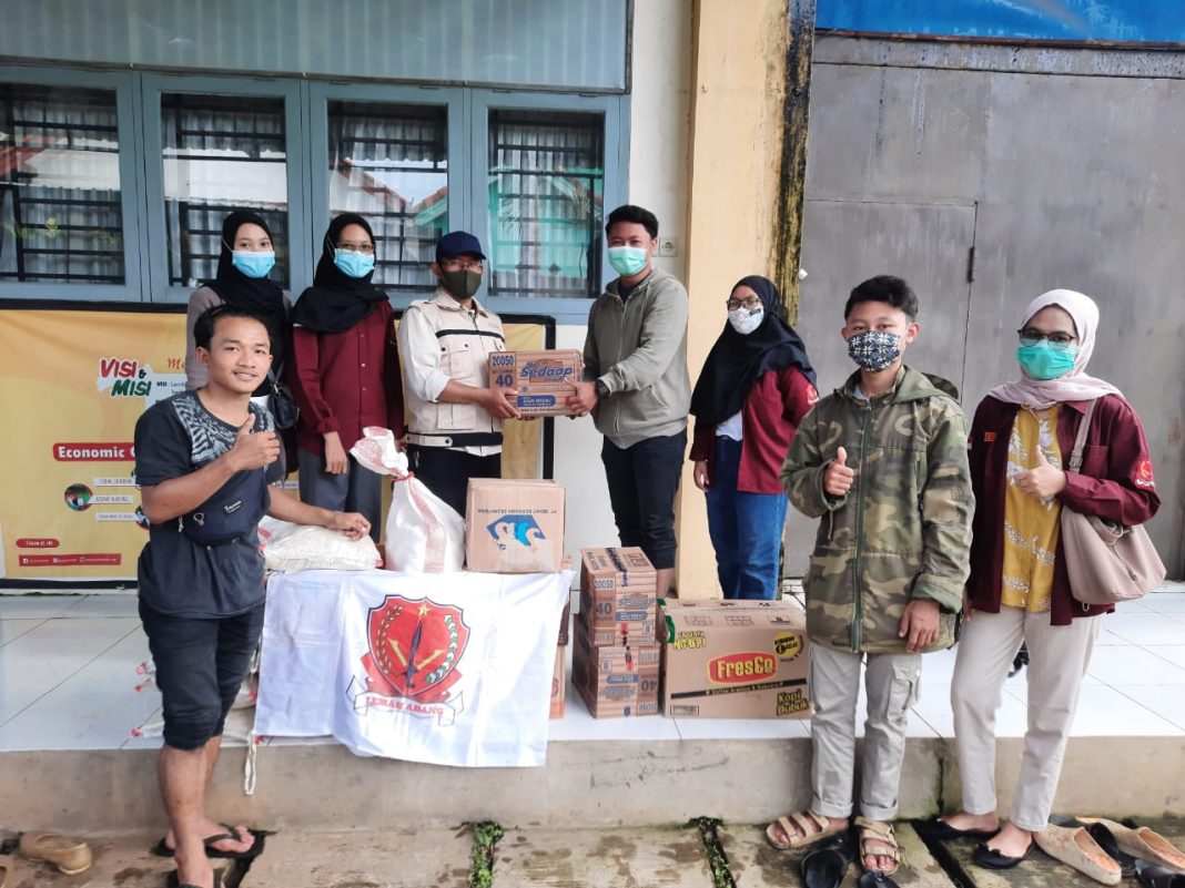 Pengurus Lemah Abang Menyerahkan Bantuan kepada Korban Banjir Pekalongan