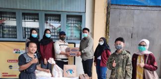 Pengurus Lemah Abang Menyerahkan Bantuan kepada Korban Banjir Pekalongan