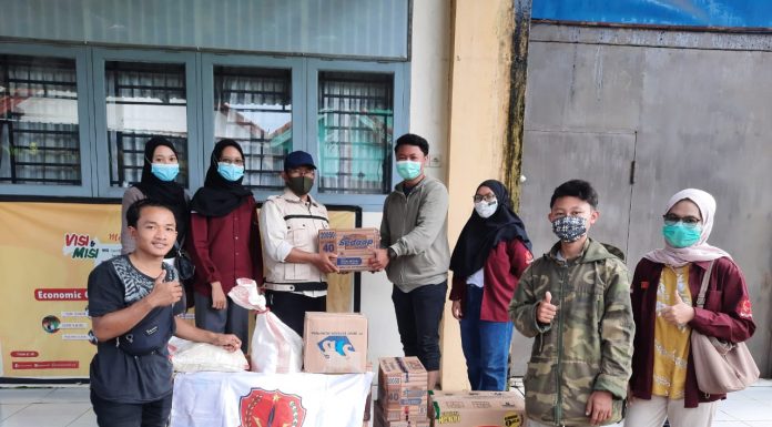 Pengurus Lemah Abang Menyerahkan Bantuan kepada Korban Banjir Pekalongan