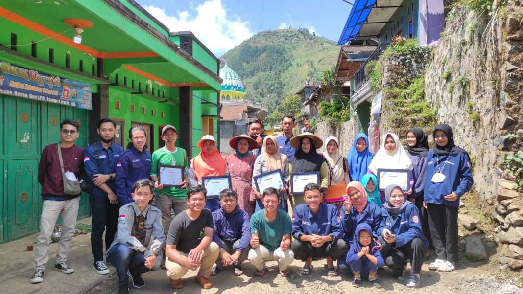 Foto bersama dengan ibu-ibu Sigemplong