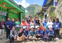 Foto bersama dengan ibu-ibu Sigemplong