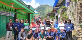 Foto bersama dengan ibu-ibu Sigemplong