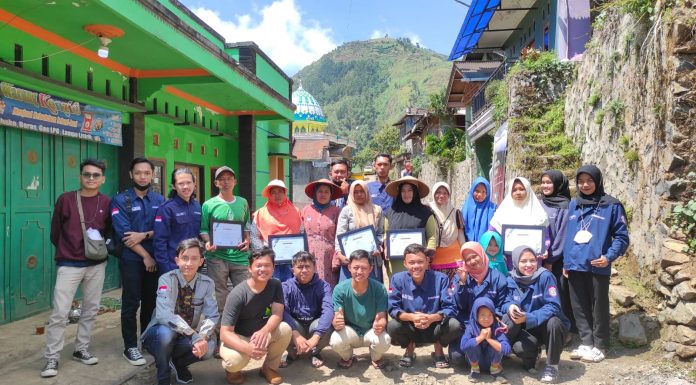 Foto bersama dengan ibu-ibu Sigemplong