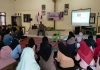 pemateri sedang memberikan materi persidangan