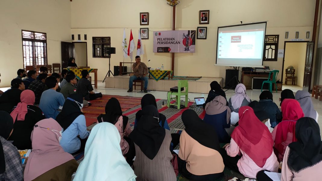 pemateri sedang memberikan materi persidangan