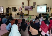 pemateri sedang memberikan materi persidangan