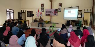 pemateri sedang memberikan materi persidangan