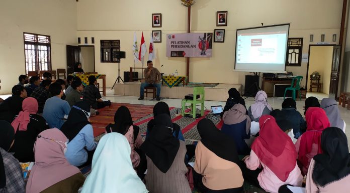 pemateri sedang memberikan materi persidangan