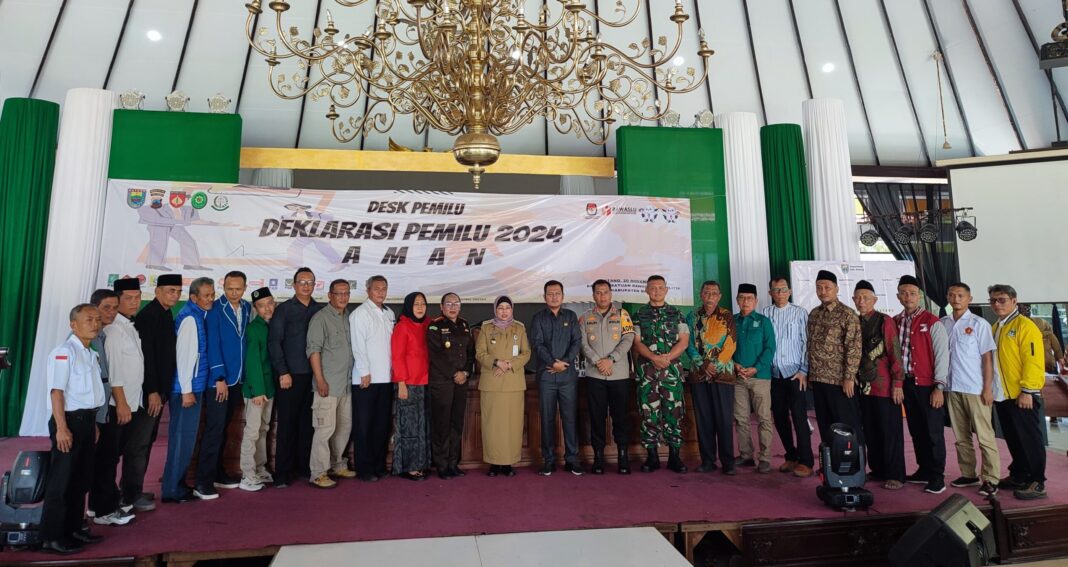 Momen foto bersama Desk Pemilu dan Penandatanganan Deklarasi Pemilu 2024 Aman dan Damai