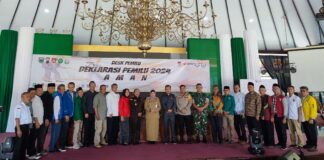 Momen foto bersama Desk Pemilu dan Penandatanganan Deklarasi Pemilu 2024 Aman dan Damai