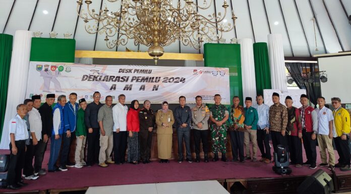 Momen foto bersama Desk Pemilu dan Penandatanganan Deklarasi Pemilu 2024 Aman dan Damai