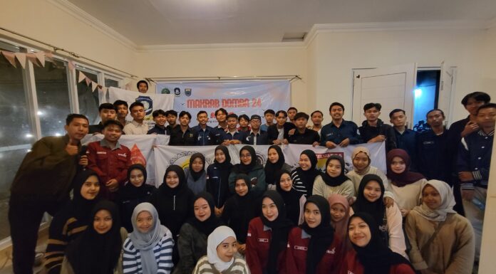 Targetkan rajut kebersamaan dan perkuat indentitas Batang, Batang Student Community (Bascom) Universitas Wahid Hasyim (UNWAHAS) Semarang menghelat Malam Keakraban (Makrab) Bascom 2024 bertempat Villa Nirwana Bandungan, Kab. Semarang di penghujung bulan Oktober (25-26/10).