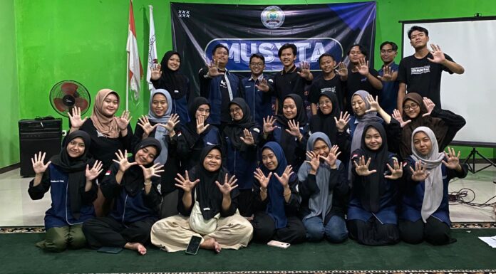 Qori Muhammad Iqbal terpilih sebagai ketua umum baru gantikan Dwi Susanti lanjutkan estafet kepemimpinan Keluarga Mahasiswa Batang di Salatiga (Kembang Saga) dalam acara Musyawarah Tahunan (Musyta) bertempat MWC NU Tersono pada awal tahun 2024 (3-4/1).