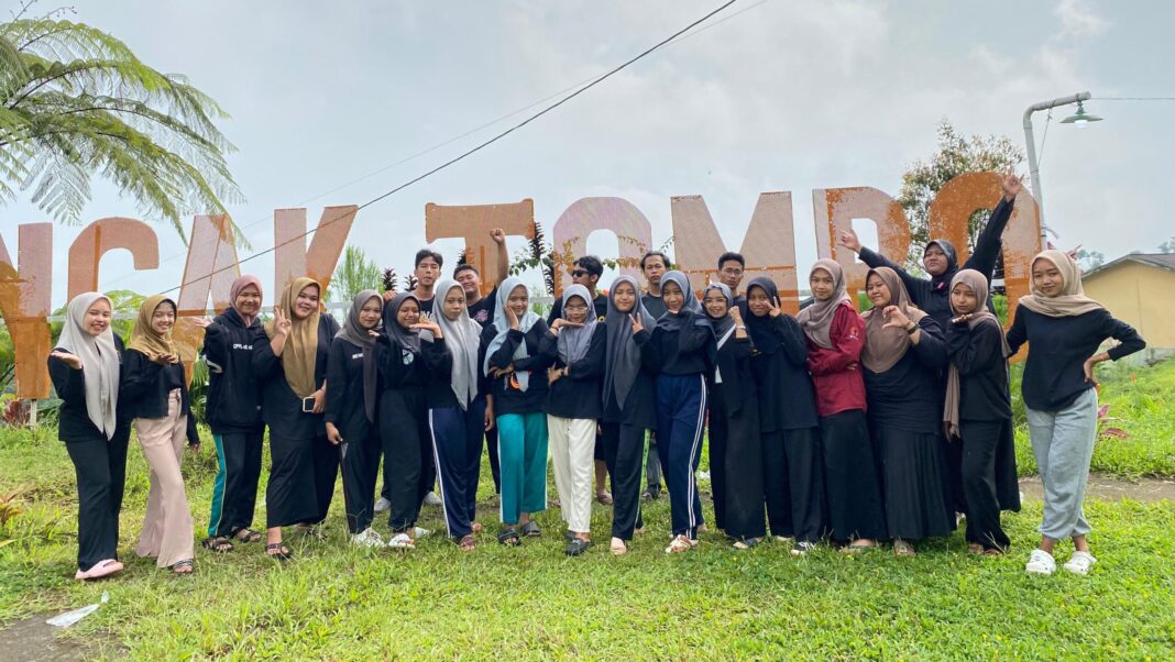 FORKOMBI.COM - Guna kenalkan Ormada (Organisasi Mahasiswa Daerah) kepada seluruh mahasiswa Batang yang berkuliah di Pekalongan, Lesehan Mahasiswa Batang di Pekalongan (Lemah Abang) menggelar Malam Keakraban (Makrab) pada awal bulan November (2-3/11) di Wisata Puncak Tombo, Bandar.
