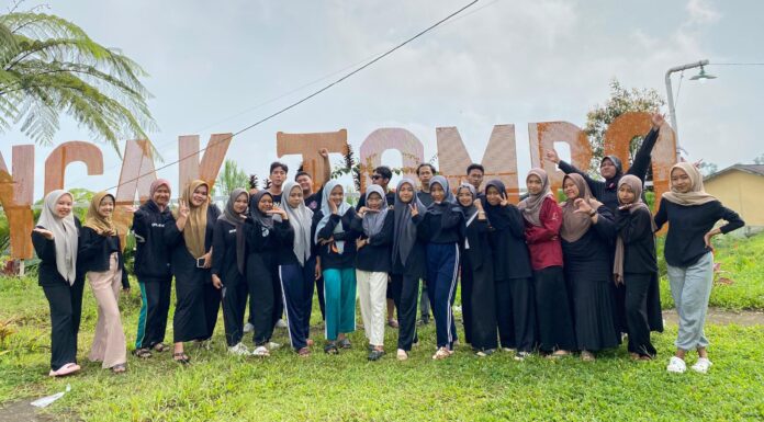 FORKOMBI.COM - Guna kenalkan Ormada (Organisasi Mahasiswa Daerah) kepada seluruh mahasiswa Batang yang berkuliah di Pekalongan, Lesehan Mahasiswa Batang di Pekalongan (Lemah Abang) menggelar Malam Keakraban (Makrab) pada awal bulan November (2-3/11) di Wisata Puncak Tombo, Bandar.