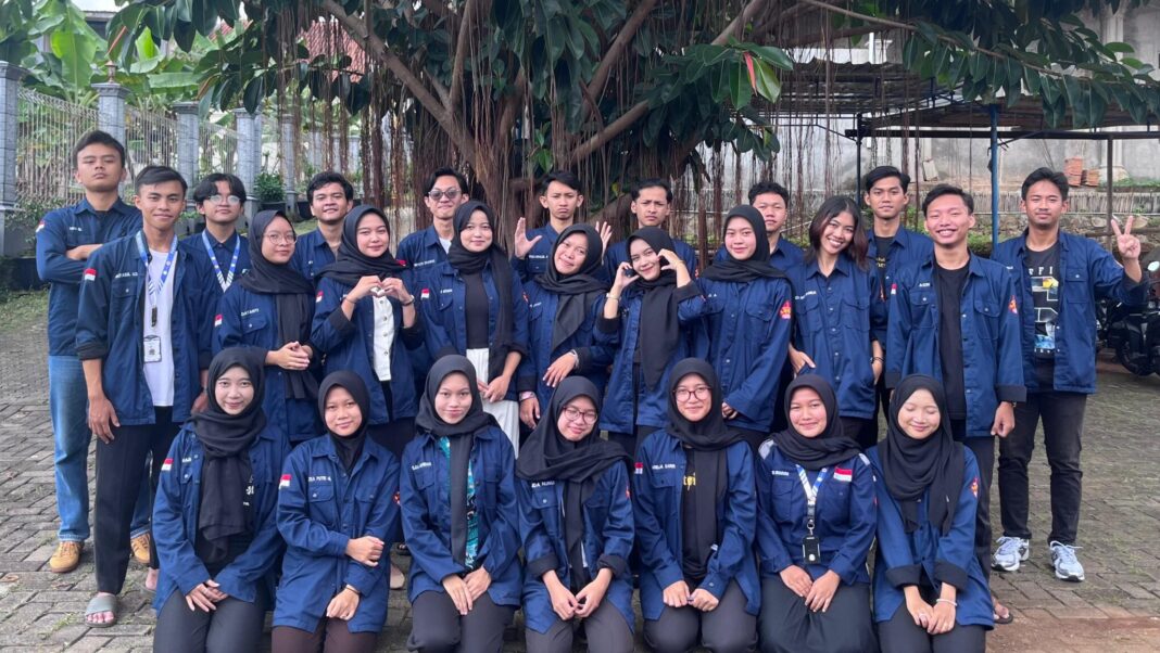 FORKOMBI.COM - Bertempat di PPTQM Lukman Al Hakim, forum sepakat tunjuk Tegar sebagai ketua umum Kembang Sutera (Keluarga Mahasiswa Batang UNNES Sutera) yang baru dalam momen Reorganisasi Kembang Sutera 2024 pada pertengahan Februari (17/2).