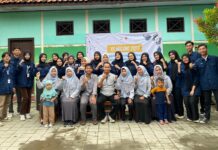 FORKOMBI.COM - Kontribusi peningkatan mutu pendidikan di masyarakat, Kembang Sutera (Keluarga Mahasiswa Batang UNNES Sutera) adakan KS Mulang 2024 beri bimbingan belajar tentang teknologi dan budaya Jawa kepada siswa SD Negeri Warungasem 01 akhir pekan kemarin (20/1).