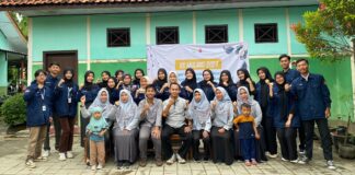FORKOMBI.COM - Kontribusi peningkatan mutu pendidikan di masyarakat, Kembang Sutera (Keluarga Mahasiswa Batang UNNES Sutera) adakan KS Mulang 2024 beri bimbingan belajar tentang teknologi dan budaya Jawa kepada siswa SD Negeri Warungasem 01 akhir pekan kemarin (20/1).