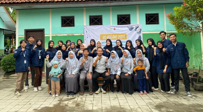 FORKOMBI.COM - Kontribusi peningkatan mutu pendidikan di masyarakat, Kembang Sutera (Keluarga Mahasiswa Batang UNNES Sutera) adakan KS Mulang 2024 beri bimbingan belajar tentang teknologi dan budaya Jawa kepada siswa SD Negeri Warungasem 01 akhir pekan kemarin (20/1).