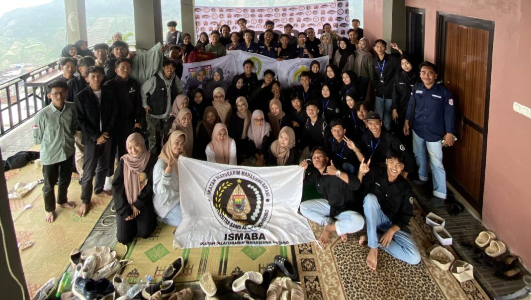 FORKOMBI.COM - Tekankan peran mahasiswa Batang untuk daerah, ISMABA (Ikatan Silaturahim Mahasiswa Batang) Unsiq (Universitas Sains Al-Qur'an) Wonosobo menggelar AKROBAT (Akrabe Wong Batang) di Villa Sigemplong, Bawang pada pertengahan Januari 2024 (14/1).