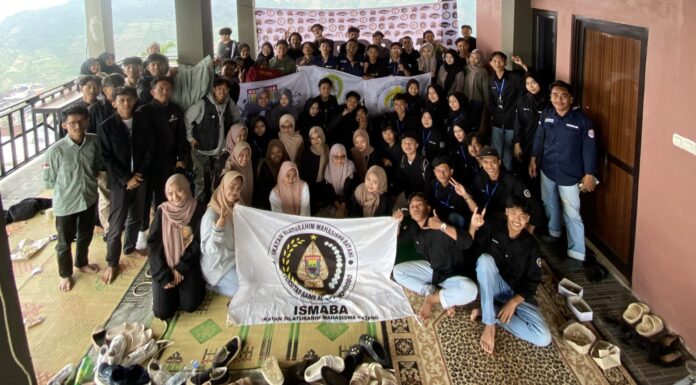 FORKOMBI.COM - Tekankan peran mahasiswa Batang untuk daerah, ISMABA (Ikatan Silaturahim Mahasiswa Batang) Unsiq (Universitas Sains Al-Qur'an) Wonosobo menggelar AKROBAT (Akrabe Wong Batang) di Villa Sigemplong, Bawang pada pertengahan Januari 2024 (14/1).