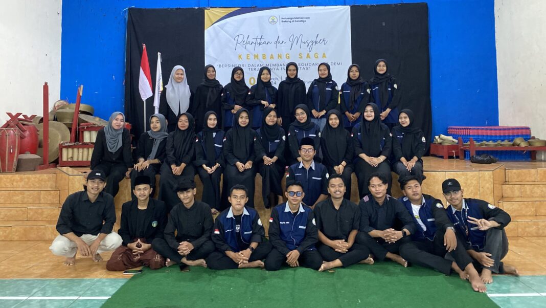 FORKOMBI.COM - Jalin integritas kepengurusan baru, Kembang Saga (Keluarga Mahasiswa Batang Salatiga) menggelar Pelantikan dan Musyker (Musyawarah Kerja) bertempat di Balai RW Kembang Arum, Salatiga pada akhir pekan lalu (13/3).