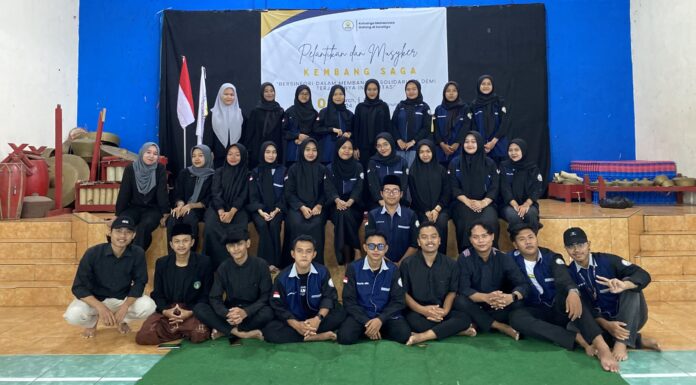 FORKOMBI.COM - Jalin integritas kepengurusan baru, Kembang Saga (Keluarga Mahasiswa Batang Salatiga) menggelar Pelantikan dan Musyker (Musyawarah Kerja) bertempat di Balai RW Kembang Arum, Salatiga pada akhir pekan lalu (13/3).