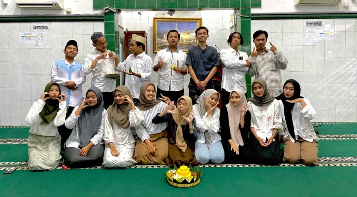 FORKOMBI.COM - Gapai keberkahan di bulan Ramadhan, Batang Student Community (BASCOM) Universitas Wahid Hasyim Semarang adakan khataman Al-Qur'an dan Sahur On The Road (SOTR) pada pertengahan bulan Ramadhan (28/3).