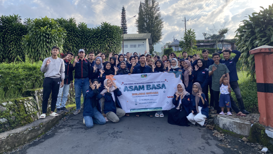 FORKOMBI.COM - Kolaborasi lintas angkatan, Keluarga Mahasiswa Batang UNNES Sutera (Kembang Sutera) menggelar Asam Basa (Asik Semalam Bersama Kembang Sutera) di Villa Azalea Pagilaran, Blado pada pertengahan Januari 2024 (13-14/01).