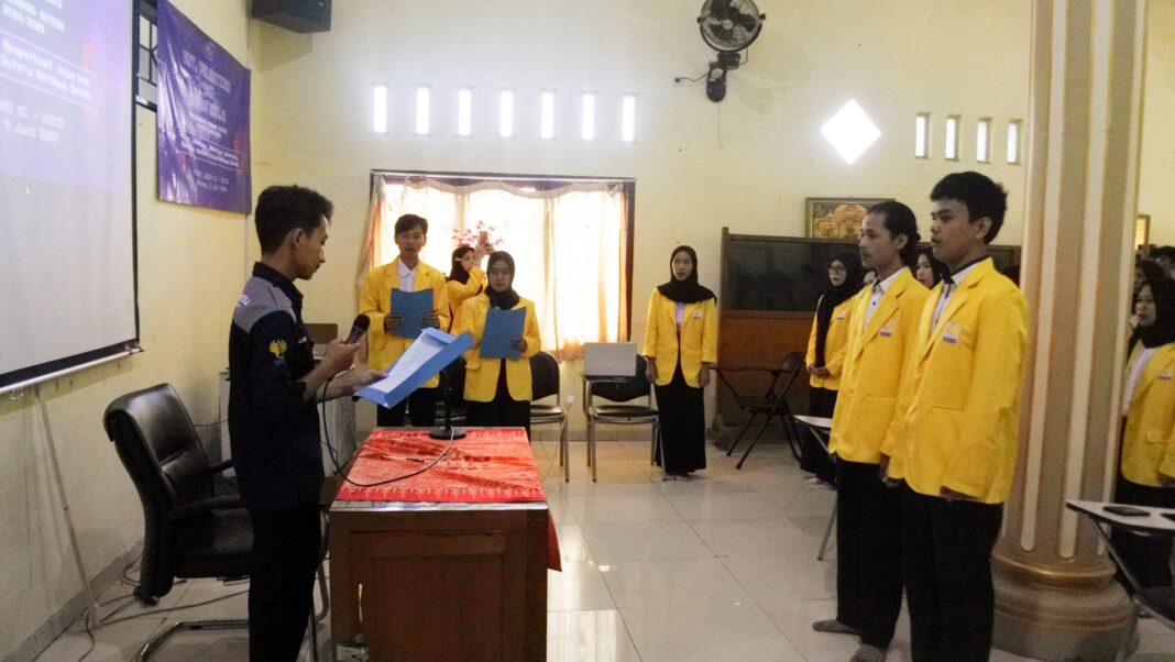 FORKOMBI.COM - Pada hari Minggu (9/6) lalu bertempat di PPTQM Lukman Al Hakim, Kembang Sutera (Keluarga Mahasiswa Batang UNNES Sutera) menggelar acara Pelantikan dan Raker (Rapat Kerja) lantik Tegar beserta jajarannya, sekaligus peringatan HUT (Hari Ulang Tahun) Kembang Sutera ke-12.