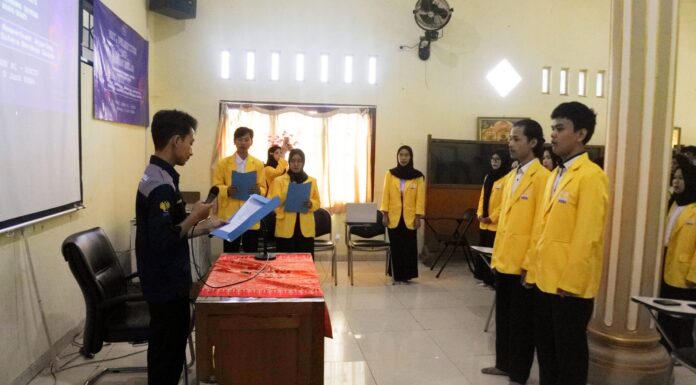 FORKOMBI.COM - Pada hari Minggu (9/6) lalu bertempat di PPTQM Lukman Al Hakim, Kembang Sutera (Keluarga Mahasiswa Batang UNNES Sutera) menggelar acara Pelantikan dan Raker (Rapat Kerja) lantik Tegar beserta jajarannya, sekaligus peringatan HUT (Hari Ulang Tahun) Kembang Sutera ke-12.