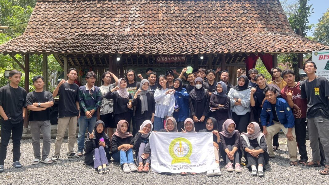 Satukan rasa saudara antar mahasiswa Batang di Yogyakarta, Forum Silaturahmi Mahasiswa Batang Yogyakarta (FORSIMBA) menyelenggarakan Malam Keakraban (Makrab) di Tegal Loegood, Sleman, Yogyakarta, pada minggu awal Oktober 2024 (5-6/10).