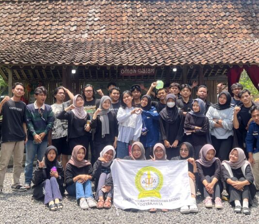 Satukan rasa saudara antar mahasiswa Batang di Yogyakarta, Forum Silaturahmi Mahasiswa Batang Yogyakarta (FORSIMBA) menyelenggarakan Malam Keakraban (Makrab) di Tegal Loegood, Sleman, Yogyakarta, pada minggu awal Oktober 2024 (5-6/10).