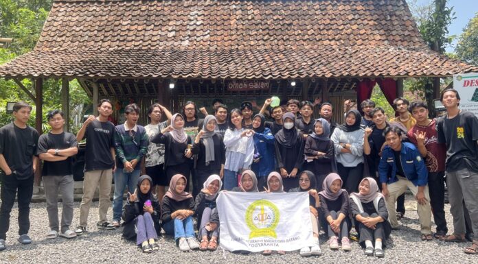 Satukan rasa saudara antar mahasiswa Batang di Yogyakarta, Forum Silaturahmi Mahasiswa Batang Yogyakarta (FORSIMBA) menyelenggarakan Malam Keakraban (Makrab) di Tegal Loegood, Sleman, Yogyakarta, pada minggu awal Oktober 2024 (5-6/10).