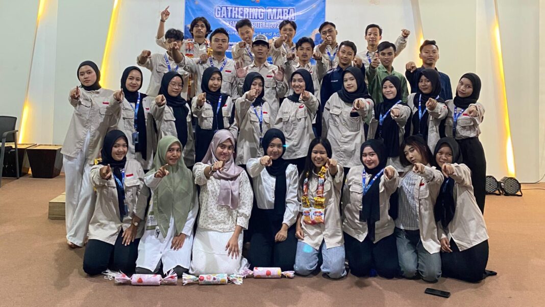 Sambut mahasiswa baru Batang di Universitas Negeri Semarang, Keluarga Mahasiswa Batang UNNES Sutera (Kembang Sutera) menggelar Gathering Mahasiswa Baru Kembang Sutera di Gedung B1 R. 106 Fakultas Bahasa dan Seni Universitas Negeri Semarang pada Sabtu pagi (9/11).