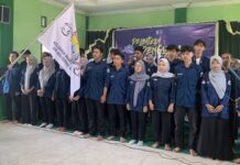 Zidni beri asa baru setelah dilantik pada kegiatan Pelantikan Pengurus dan Talkshow Pendidikan KMBS (Keluarga Mahasiswa Batang Semarang) UIN Walisongo pada awal Oktober 2024 (6/10) di Gedung MWC NU Subah.