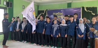 Zidni beri asa baru setelah dilantik pada kegiatan Pelantikan Pengurus dan Talkshow Pendidikan KMBS (Keluarga Mahasiswa Batang Semarang) UIN Walisongo pada awal Oktober 2024 (6/10) di Gedung MWC NU Subah.