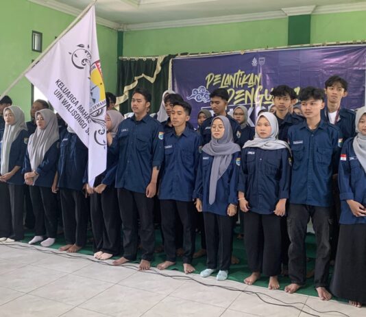 Zidni beri asa baru setelah dilantik pada kegiatan Pelantikan Pengurus dan Talkshow Pendidikan KMBS (Keluarga Mahasiswa Batang Semarang) UIN Walisongo pada awal Oktober 2024 (6/10) di Gedung MWC NU Subah.