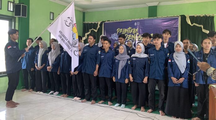 Zidni beri asa baru setelah dilantik pada kegiatan Pelantikan Pengurus dan Talkshow Pendidikan KMBS (Keluarga Mahasiswa Batang Semarang) UIN Walisongo pada awal Oktober 2024 (6/10) di Gedung MWC NU Subah.