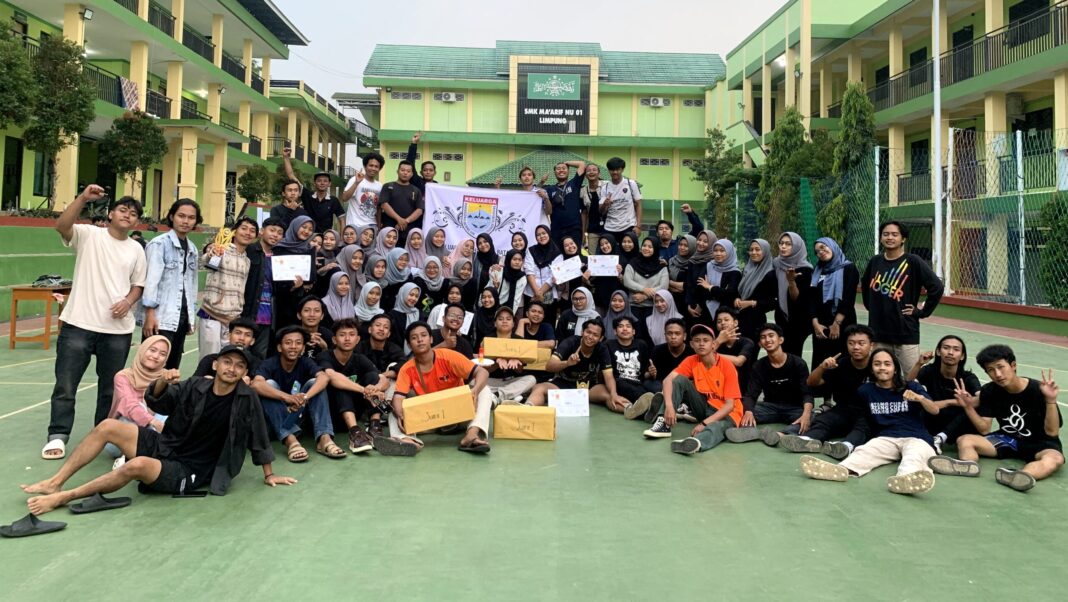 FORKOMBI.COM - Rekatkan tali silaturahmi lintas angkatan, KMBS (Keluarga Mahasiswa Batang Semarang) UIN Walisongo menggelar KMBS Fungames 2023 bertempat di SMK Ma'arif NU 01 Limpung pada penghujung tahun 2023 (23/12).