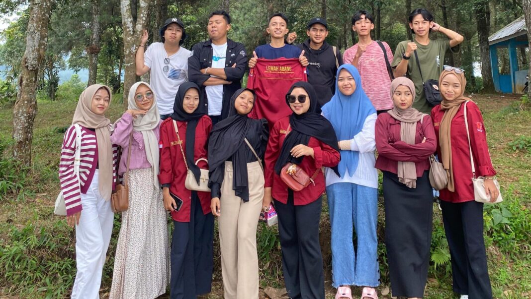 FORKOMBI.COM - Kenalkan organisasi daerah kepada mahasiswa baru Batang di Pekalongan, Lemah Abang (Lesehan Mahasiswa Asal Batang di Pekalongan) inisiatif mengadakan Meet Up Mahasiswa Baru Lemah Abang pada hari Minggu di rumah saudari Faida, salah satu pengurus Lemah Abang periode 2024-2025.