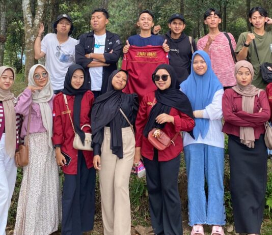 FORKOMBI.COM - Kenalkan organisasi daerah kepada mahasiswa baru Batang di Pekalongan, Lemah Abang (Lesehan Mahasiswa Asal Batang di Pekalongan) inisiatif mengadakan Meet Up Mahasiswa Baru Lemah Abang pada hari Minggu di rumah saudari Faida, salah satu pengurus Lemah Abang periode 2024-2025.