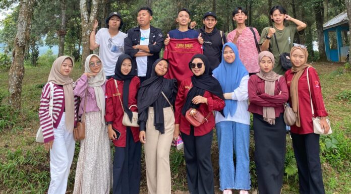 FORKOMBI.COM - Kenalkan organisasi daerah kepada mahasiswa baru Batang di Pekalongan, Lemah Abang (Lesehan Mahasiswa Asal Batang di Pekalongan) inisiatif mengadakan Meet Up Mahasiswa Baru Lemah Abang pada hari Minggu di rumah saudari Faida, salah satu pengurus Lemah Abang periode 2024-2025.