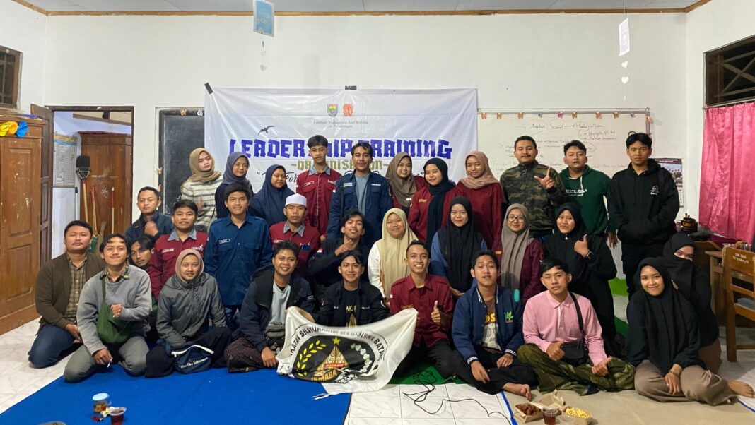 FORKOMBI.COM - Tingkatkan pengetahuan tentang keorganisasian mahasiswa daerah, Lemah Abang (Lesehan Mahasiswa Asal Batang di Pekalongan) mengadakan Leadership Training Organization akhir pekan lalu (20-21/7) di Desa Keteleng, Blado.