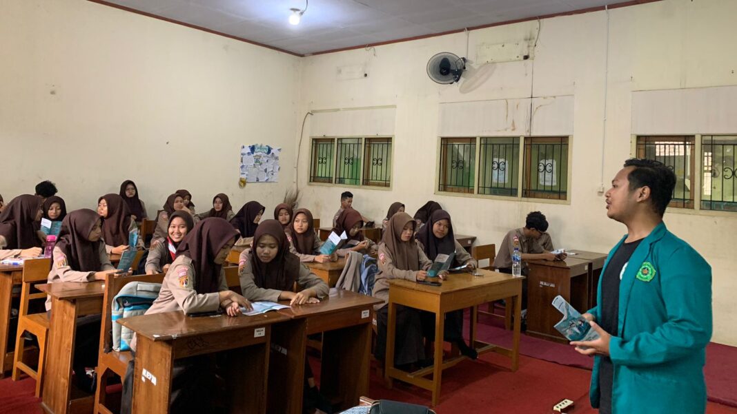 FORKOMBI.COM - Tingkatkan minat siswa Batang lanjutkan pendidikan ke perguruan tinggi, BASCOM (Batang Student Community) Universitas Wahid Hasyim Semarang adakan kegiatan BASCOM Goes To School 2024 yang berlangsung selama 9 hari (25/1 - 2/2).