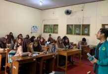 FORKOMBI.COM - Tingkatkan minat siswa Batang lanjutkan pendidikan ke perguruan tinggi, BASCOM (Batang Student Community) Universitas Wahid Hasyim Semarang adakan kegiatan BASCOM Goes To School 2024 yang berlangsung selama 9 hari (25/1 - 2/2).