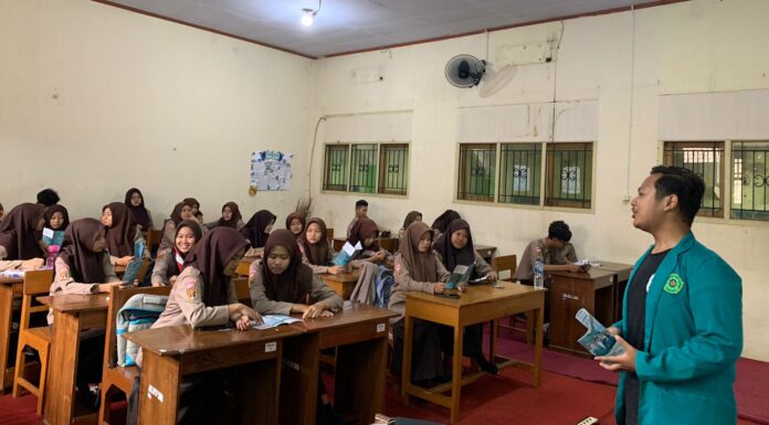 FORKOMBI.COM - Tingkatkan minat siswa Batang lanjutkan pendidikan ke perguruan tinggi, BASCOM (Batang Student Community) Universitas Wahid Hasyim Semarang adakan kegiatan BASCOM Goes To School 2024 yang berlangsung selama 9 hari (25/1 - 2/2).
