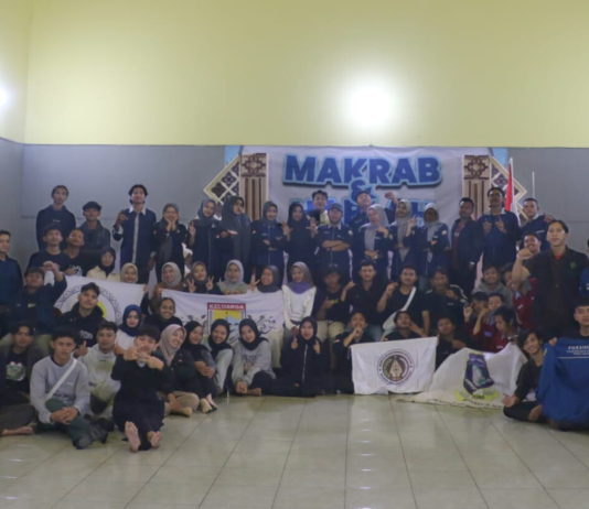 FORKOMBI.COM - Tujuh tahun berjalan, Kembang Saga (Keluarga Mahasiswa Batang Salatiga) UIN Salatiga menggelar Malam Keakraban (Makrab) dan Hari Ulang Tahun (Harlah) ke-7 pada pertengahan November (16-17) di Kelurahan Randuacir Agromulyo, Salatiga.